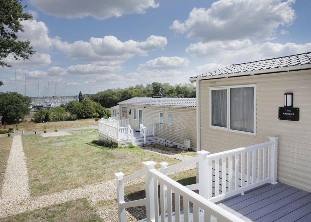 Mercury Yacht Harbour And Holiday Park Lower Swanwick Exteriör bild
